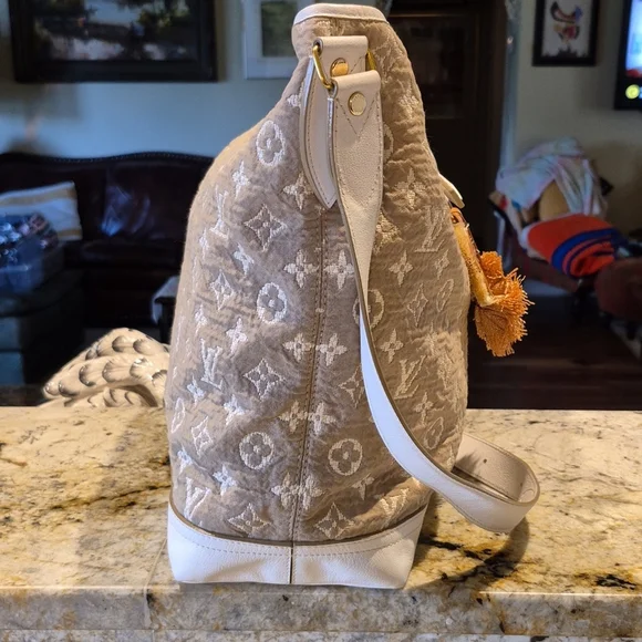 Louis VuittonLimited Edition BlancMonogram Sabbia Besace Bag. Serialcode FO4170. - Picture 8 of 16